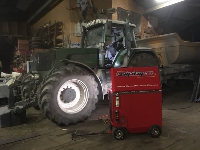 L'atelier mobile AMDM en intervention sur un tracteur agricole