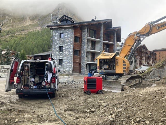AMDM sur chantier TP — intervention avec excavateur en Valais