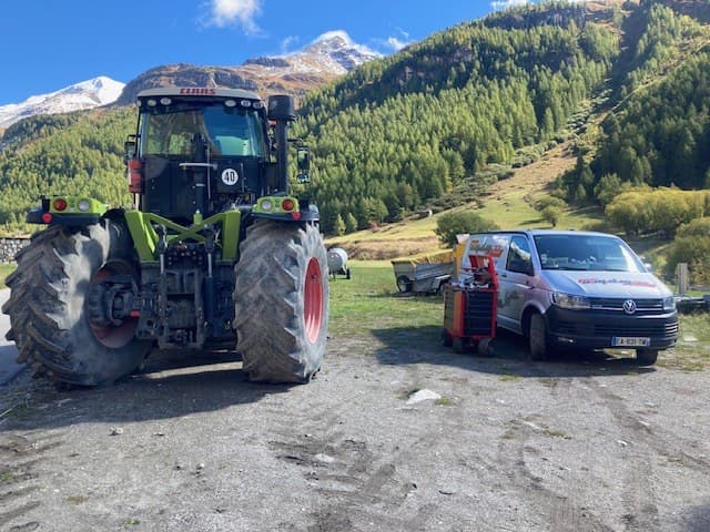 L'atelier mobile AMDM aux côtés d'un tracteur CLAAS en montagne